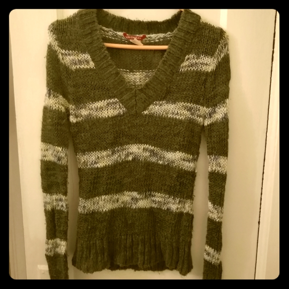 Comfy green v-neck striped sweater